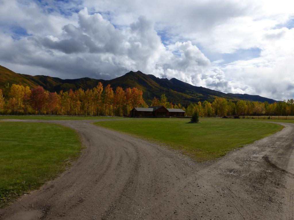 Folding Mountain B & B Fort Nelson Exterior photo