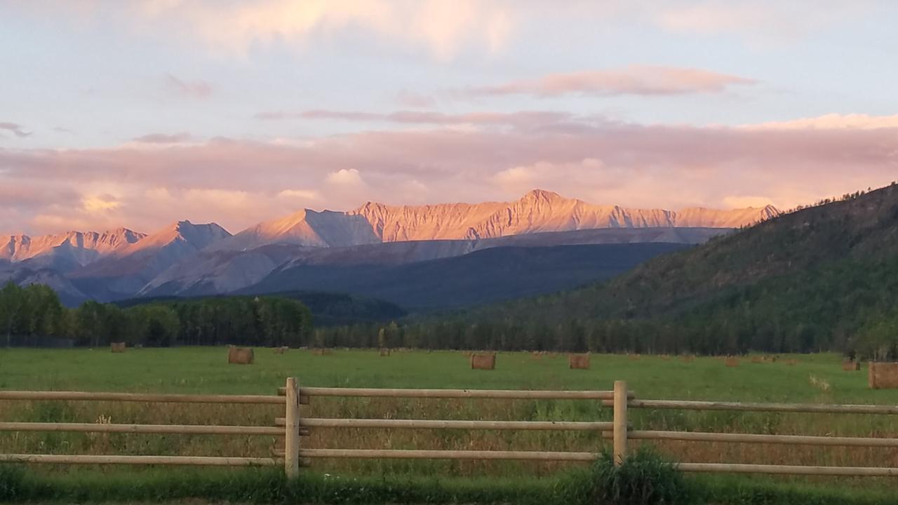 Folding Mountain B & B Fort Nelson Exterior photo