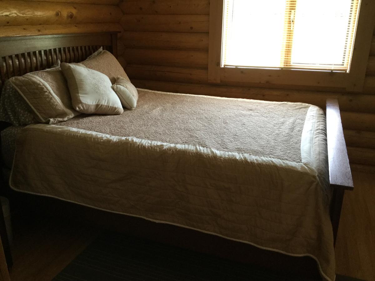 Folding Mountain B & B Fort Nelson Exterior photo